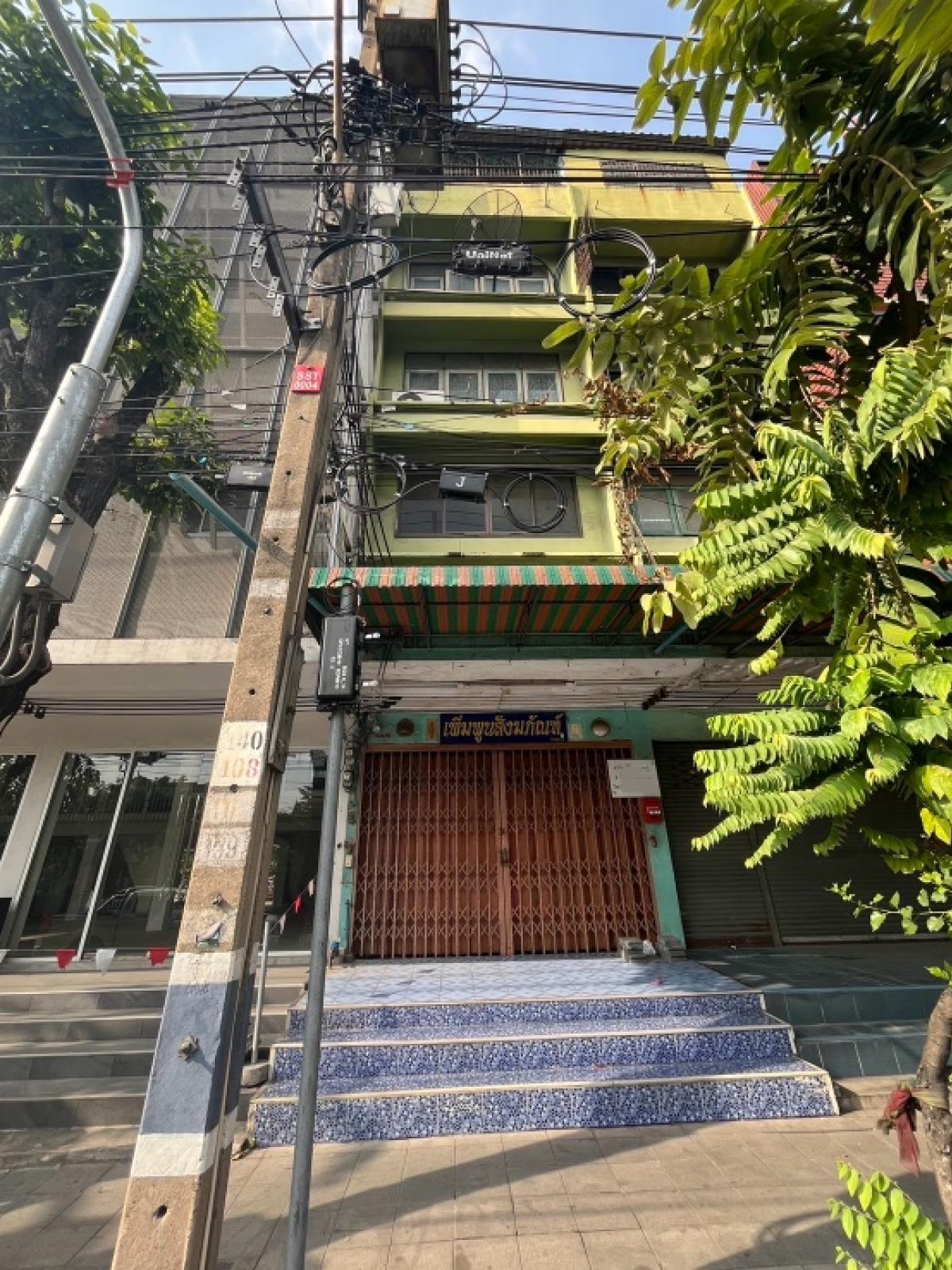 For SaleShophouseBang Sue, Wong Sawang, Tao Pun : For sale: 4-storey shophouse with extension at the back to become a warehouse, opposite Wat Sroi Thong, 30.2 sq m, 5 bedrooms, 4 bathrooms, price 8.9 million.