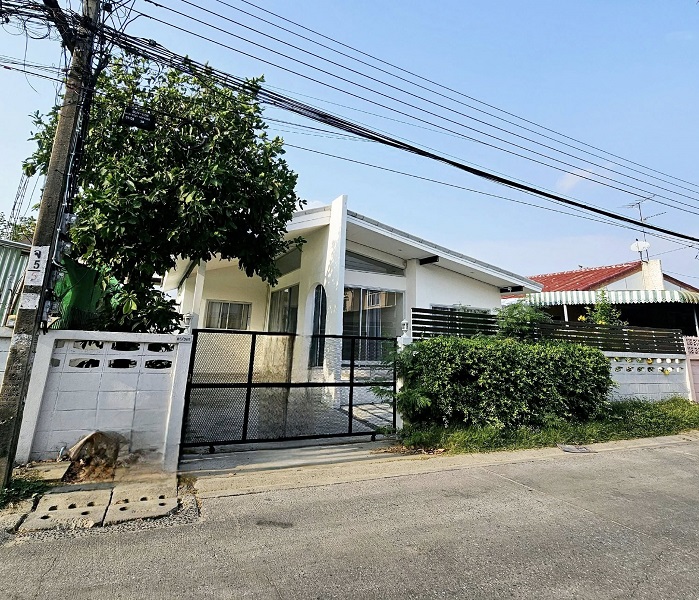 For RentHouseChokchai 4, Ladprao 71, Ladprao 48, : Single-storey house for rent, newly renovated, minimalist style, empty house, no furniture, can connect to many alleys, can live or do business, can register a company, no pets allowed, accept foreigners