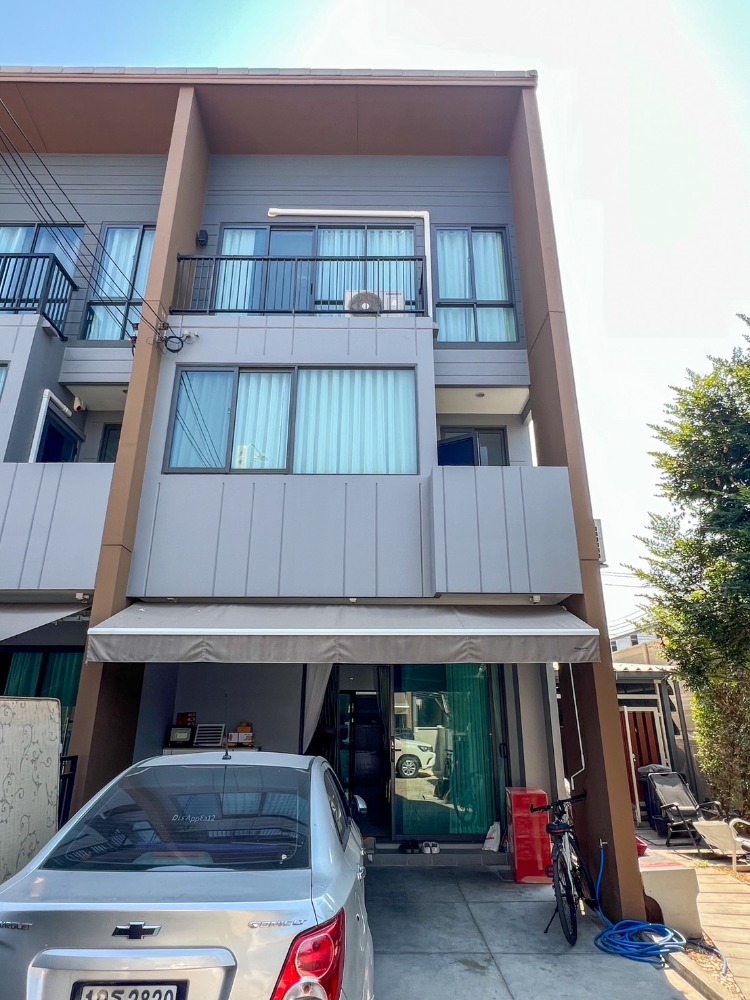 For SaleTownhouseKasetsart, Ratchayothin : Choose a spacious corner unit with endless possibilities! For sale: Townhome in Baan Klang Muang Phahol-Yothin Ramintra, perfect for transforming into a warehouse or office. Conveniently located near expressways and BTS.