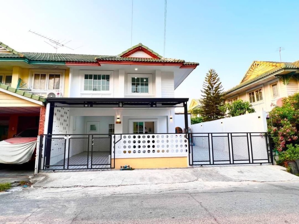 For SaleTownhousePathum Thani,Rangsit, Thammasat : 📍Beautifully decorated semi-detached house ready to move in, Pruksa Village 12, Rangsit-Khlong 3, near Future Park Rangsit, with multiple entry and exit routes.