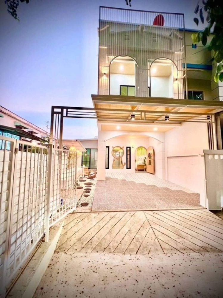 For SaleTownhouseNonthaburi, Bang Yai, Bangbuathong : 📍Newly renovated townhouse, very beautiful, ready to move in, Pichada Village, Ban Kluai-Sai Noi, only 5 minutes to the Purple Line //“Khlong Bang Phai Station//“, near the //“Sri Rat//“ expressway.