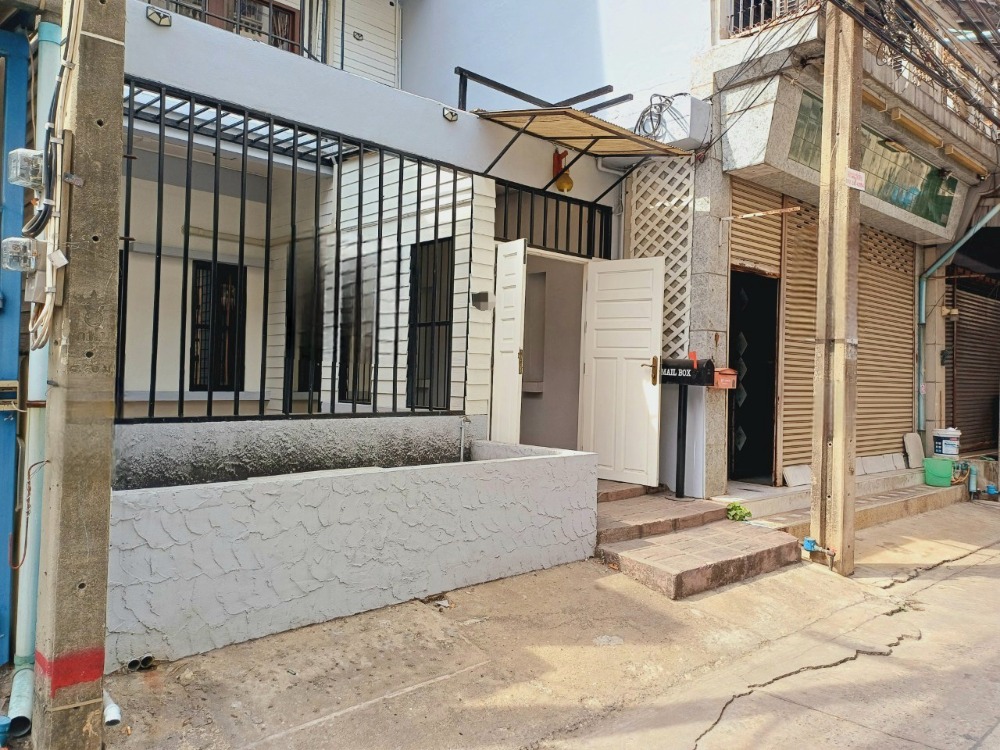 For RentTownhouseKasetsart, Ratchayothin : For rent: 3-storey townhouse, Phahon Yothin 40, near Kasetsart University, near BTS Kasetsart University Station