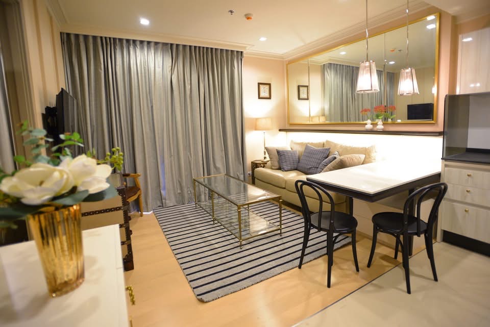 For RentCondoSukhumvit, Asoke, Thonglor : The room is beautifully decorated. The price is really good!! 1 large bedroom, 44 sq m, high floor, very beautiful view.