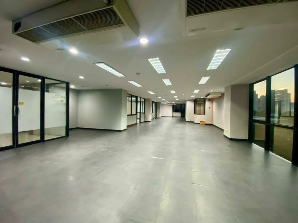 For RentOfficeBang Sue, Wong Sawang, Tao Pun : Office space for rent, Shinroj Building, 6th floor, area 300 sq m., divided into 3 executive rooms, 1 meeting room, 4 bathrooms, rental fee 75,000 baht* /month