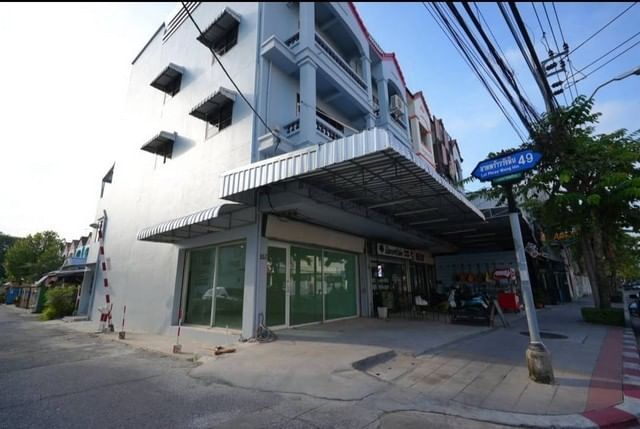 For RentShophouseKasetsart, Ratchayothin : For rent: 4-storey commercial building + mezzanine, Lat Phrao-Wang Hin area, on the roadside