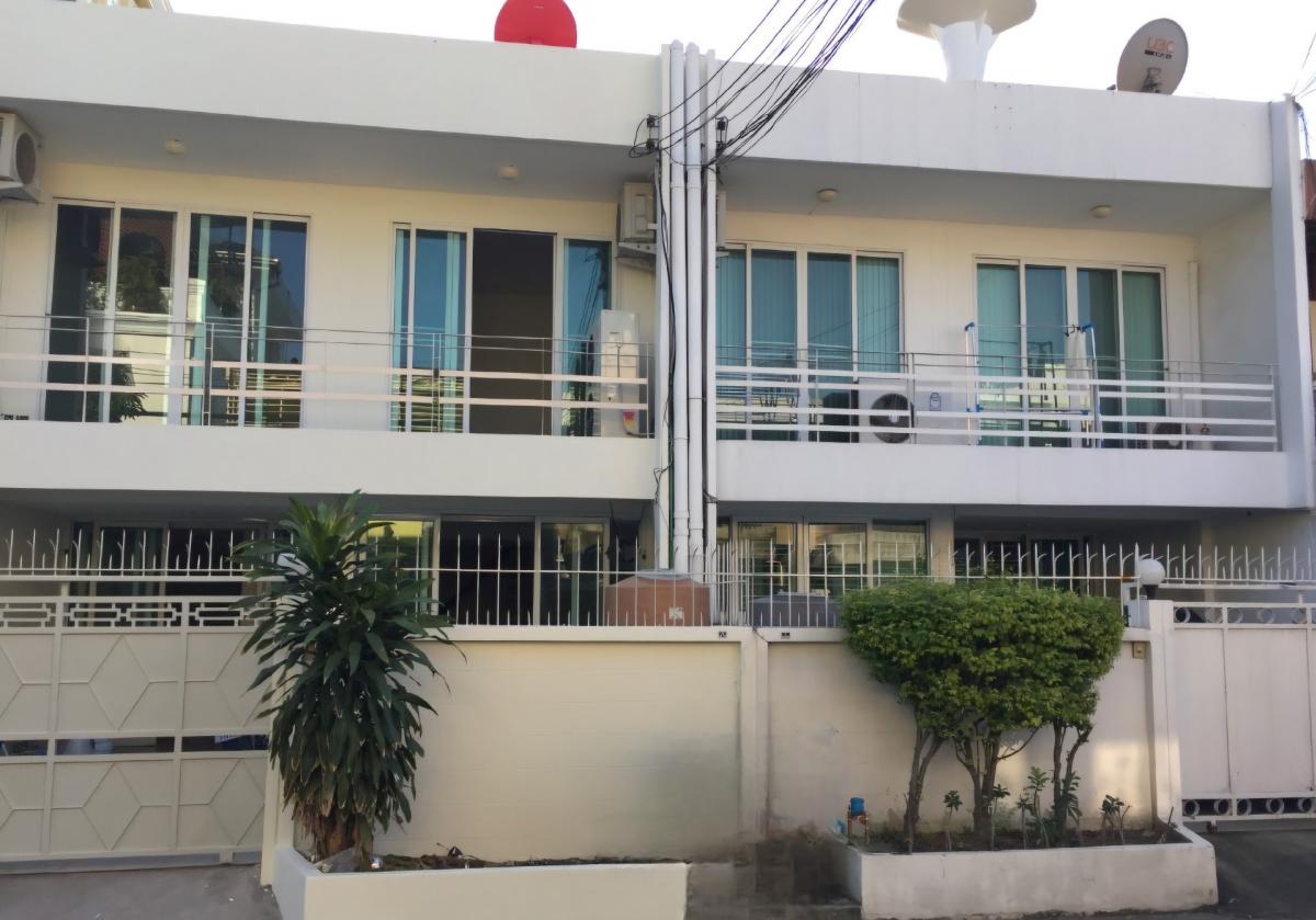 For RentTownhouseOnnut, Udomsuk : For rent: 2-storey townhouse, 28 sq w, located on Sukhumvit Road 89/1, near BTS Bang Chak Station.