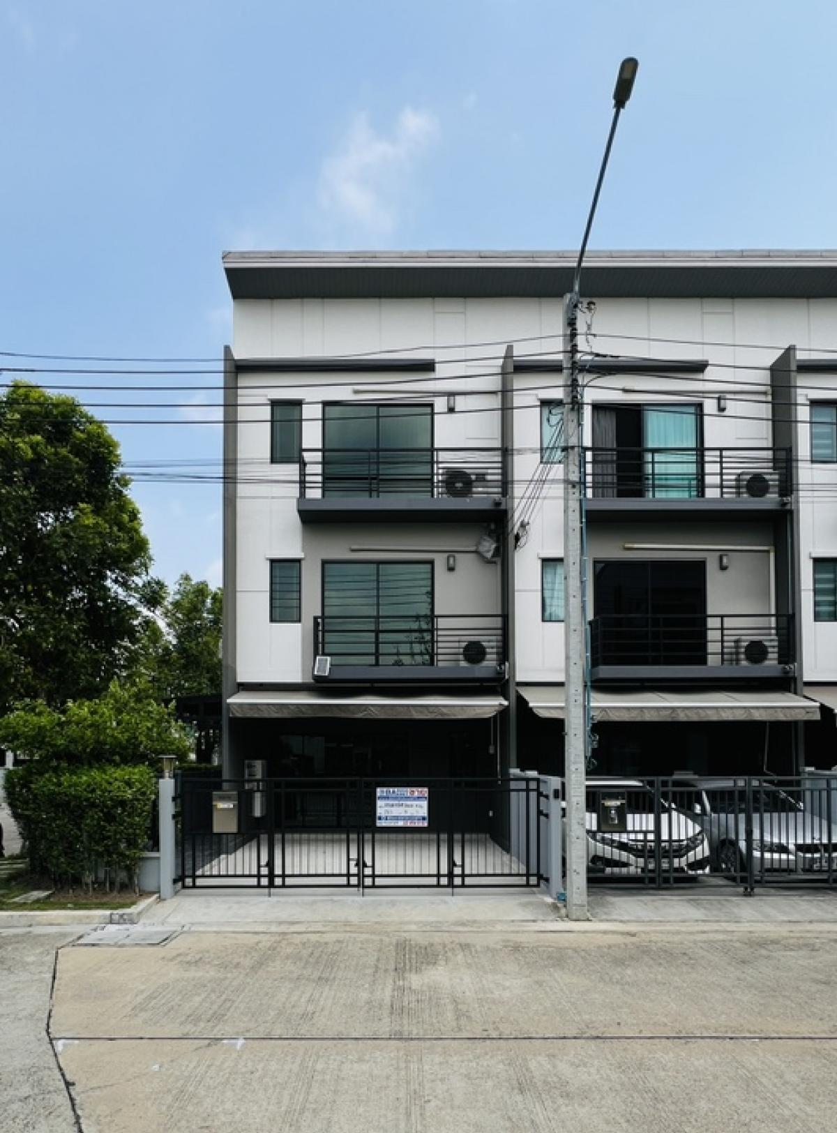 For SaleTownhomePinklao, Charansanitwong : For sale - End townhouse, renovated, ready to move in, close to the city! ♻️Baan Klang Muang, Pinklao-Charan, only 5.85 million baht.