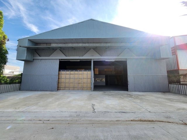 For RentWarehouseNawamin, Ramindra : Warehouse for rent, size 500 sq m., Sukhapiban 5 Road, Watcharapol Intersection, near the expressway entrance, suitable for storing goods or as a distribution point.