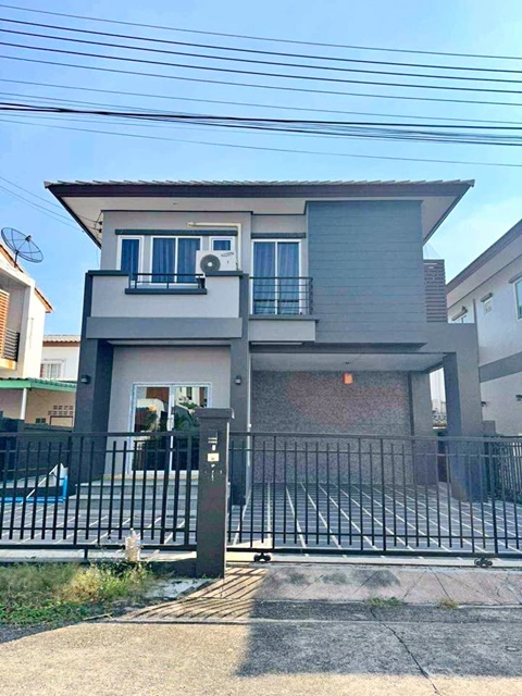 For RentHousePattaya, Bangsaen, Chonburi : Central Sriracha 2.8km. the cheapest. Assumption Sriracha 2.2km. 2-storey detached house swimming po