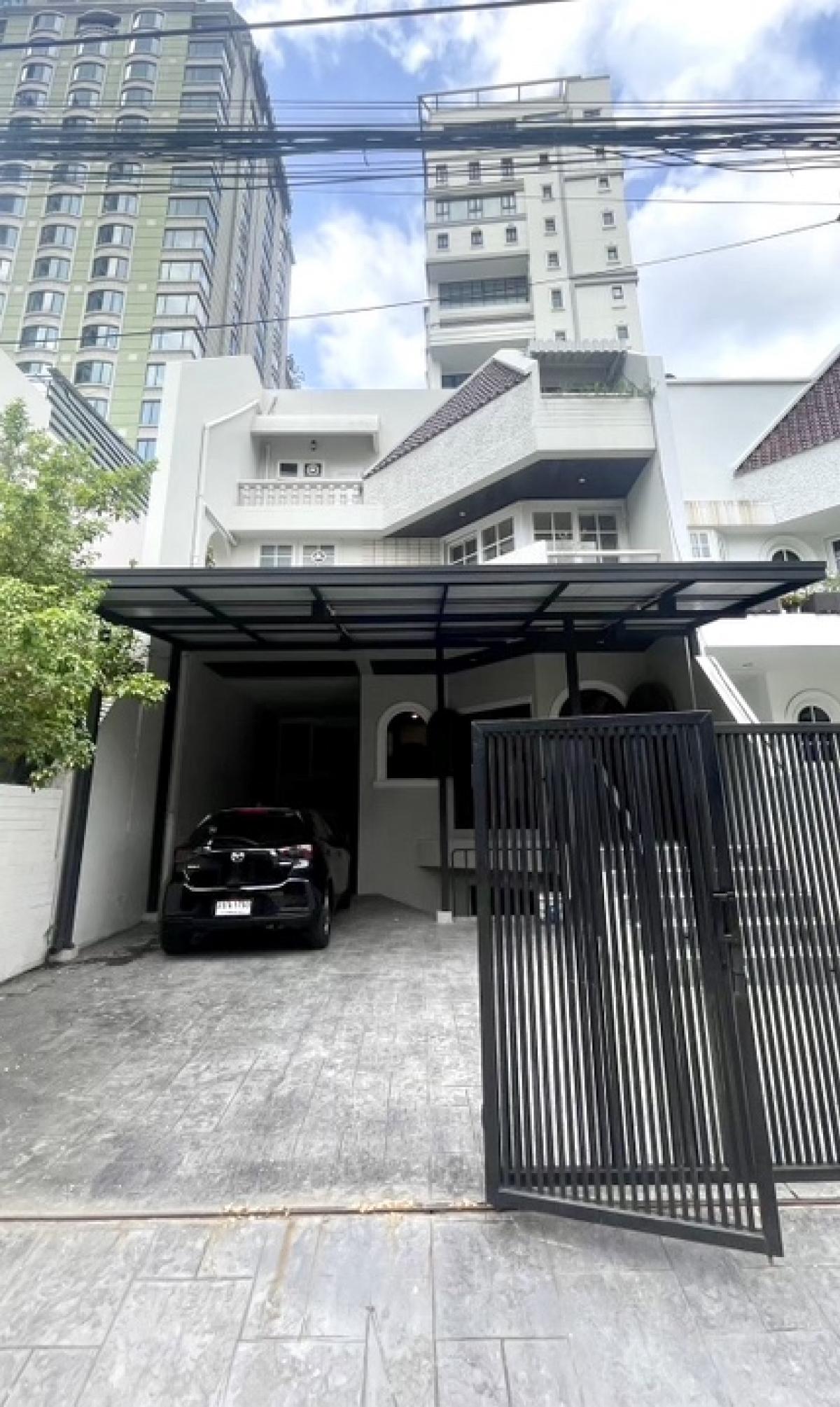 For RentHouseWitthayu, Chidlom, Langsuan, Ploenchit : Rent Townhome in Langsuan with 5 beds 6 baths 5 mins walk to Vela Sindhorn Village and 450 m from Chidlom BTS Station