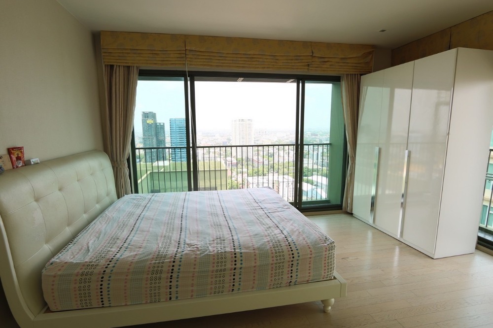 For SaleCondoSukhumvit, Asoke, Thonglor : High Floor with Stunning View! Condo for Sale: Noble Solo, 84.21 sqm, 2 Bedrooms, 2 Bathrooms, Near Avenue, BTS Ekkamai, and BTS Thong Lor!