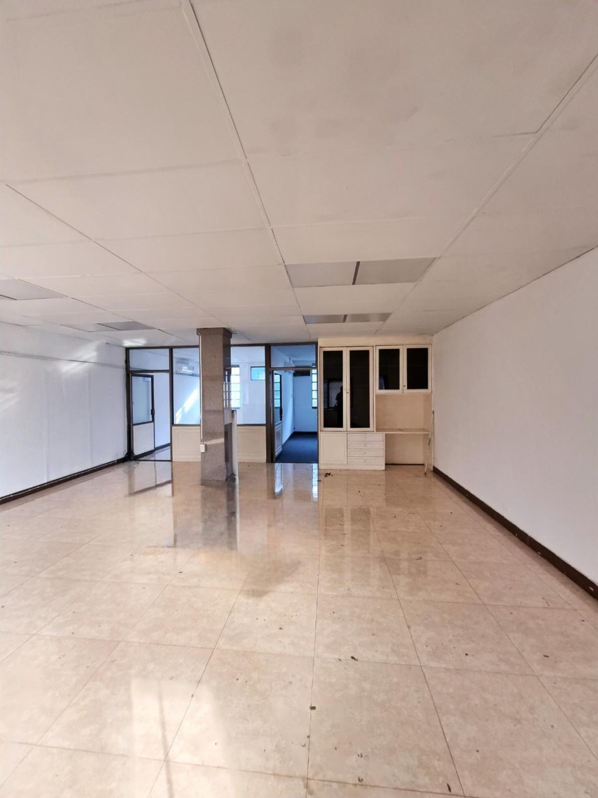 For RentOfficeRatchadapisek, Huaikwang, Suttisan : Spacious Office for Rent Near MRT Sutthisan 22,500 THB / month 75 SQM.