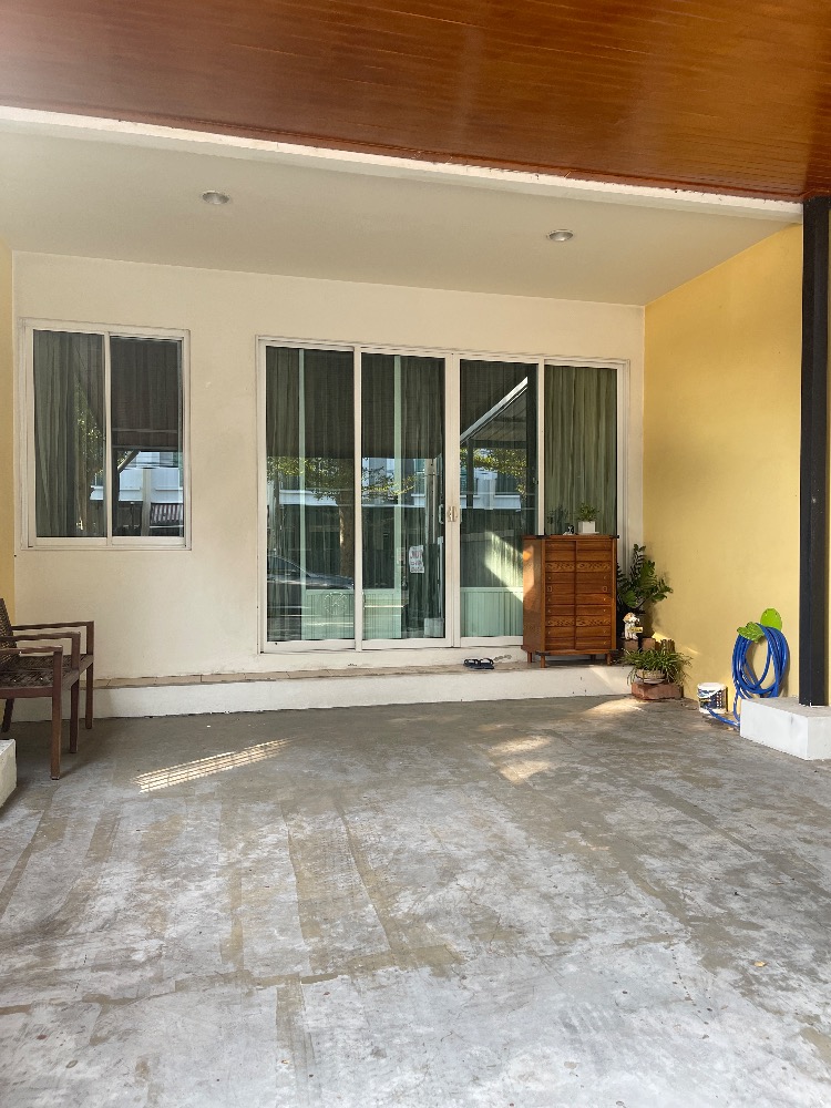 For RentTownhouseLadkrabang, Suwannaphum Airport : 3-storey townhouse with furniture, beautifully decorated, for rent in Lat Krabang-Suvarnabhumi area, near Robinson Lifestyle Lat Krabang, only 1.4 km.