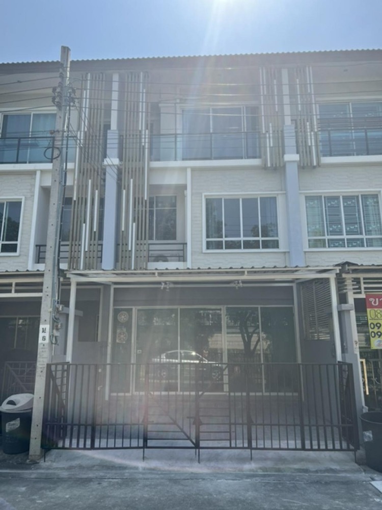 For RentTownhouseChaengwatana, Muangthong : 3-storey townhouse, good location, beautifully decorated, for rent in Chaeng Watthana-Pak Kret area, near Makro Muang Thong Thani, only 1 km.