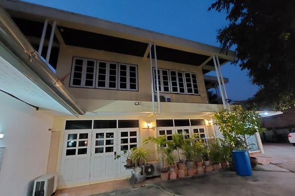 For RentHouseRatchadapisek, Huaikwang, Suttisan : For rent, 2-storey detached house, Suthisan Road, 5 air conditioners, some furniture, 8 bedrooms, 4 bathrooms, rental price 45,000 baht per month