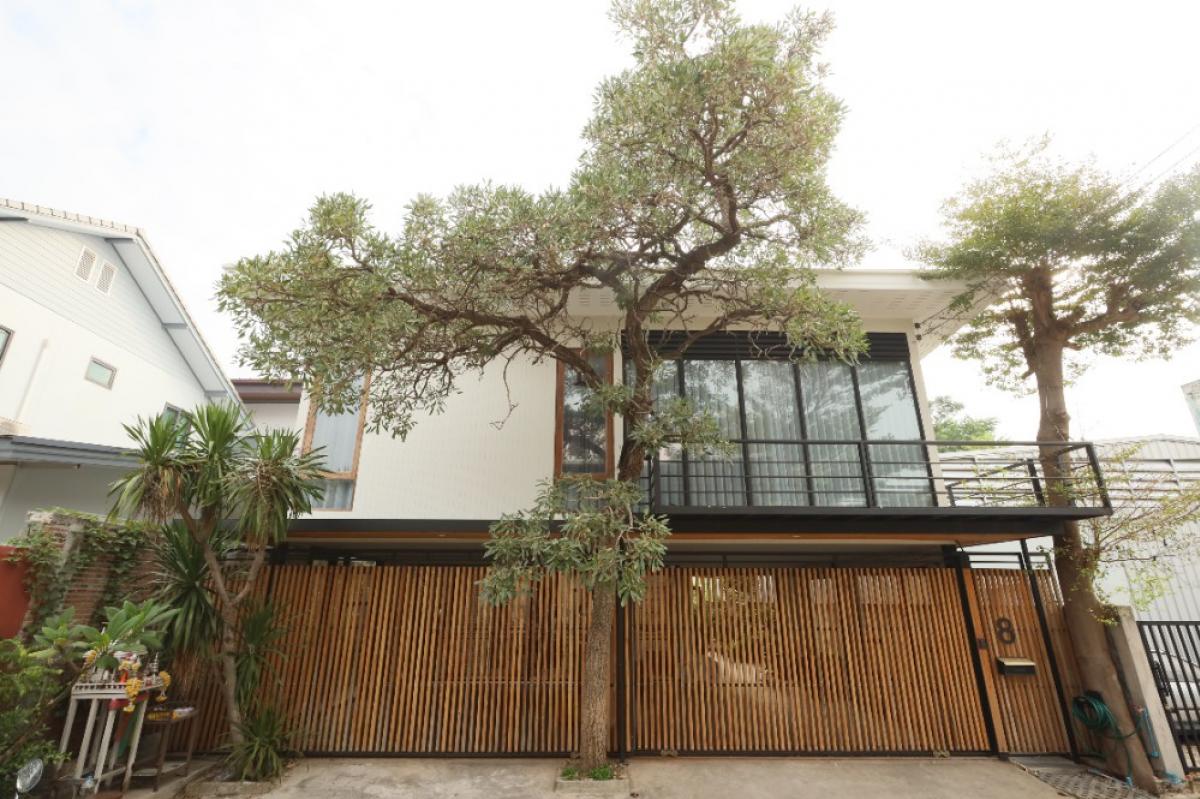 For RentHouseChokchai 4, Ladprao 71, Ladprao 48, : For rent: 2-storey house, designed as a Home Office, corner house in Chokchai 4, Soi 78, Intersection 5, quiet and private.