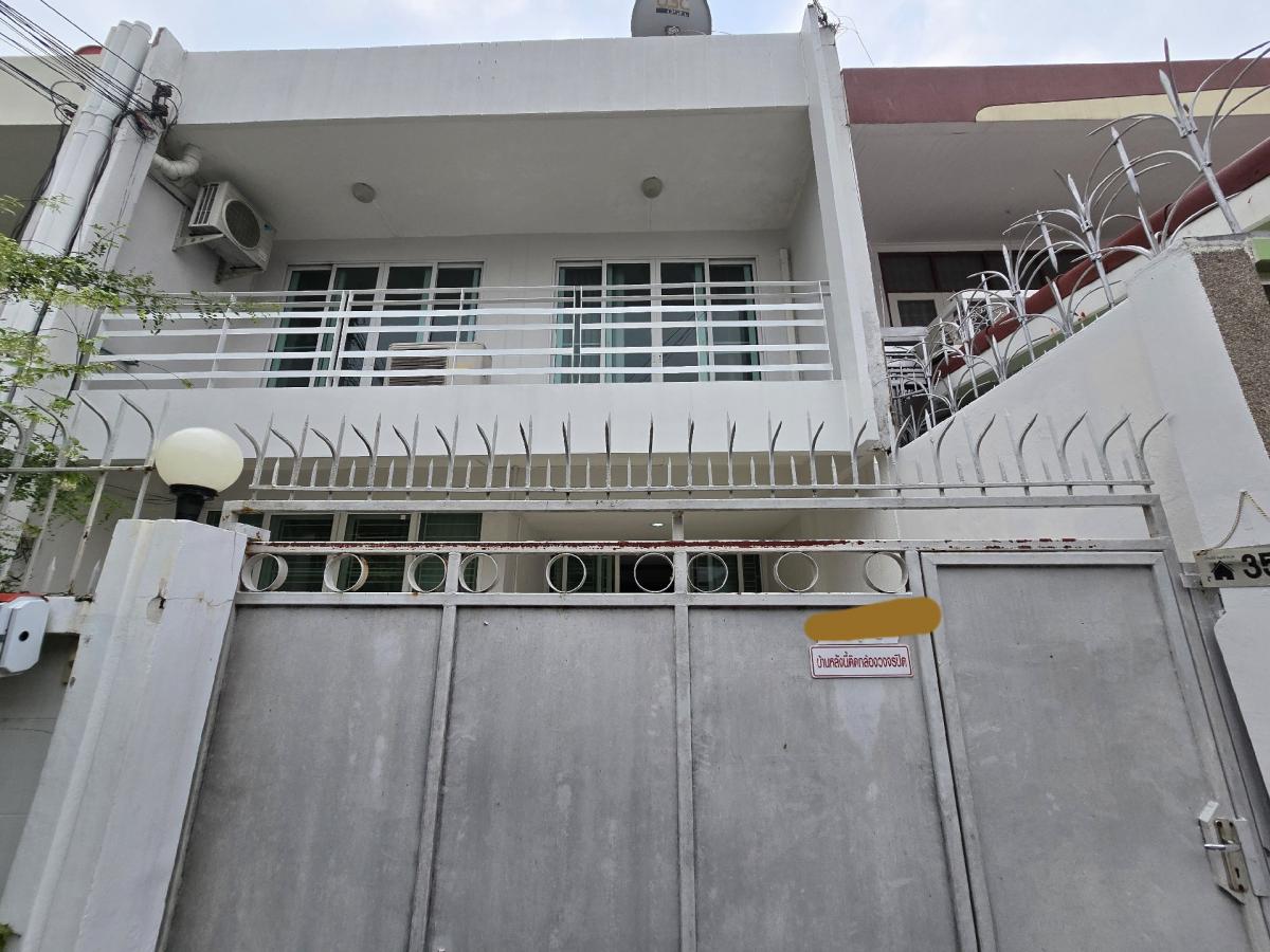 For RentTownhomeOnnut, Udomsuk : For rent: 2-storey townhouse, 28 sq w, located on Sukhumvit Road 89/1, near BTS Bang Chak Station.