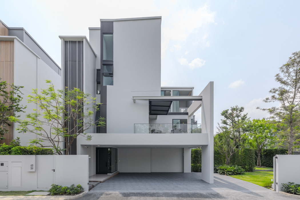 For RentHouseMin Buri, Romklao : Luxury house for rent, Vive Krungthep Kreetha, 119 sq m, next to Welington College, has a lift, 4 bedrooms