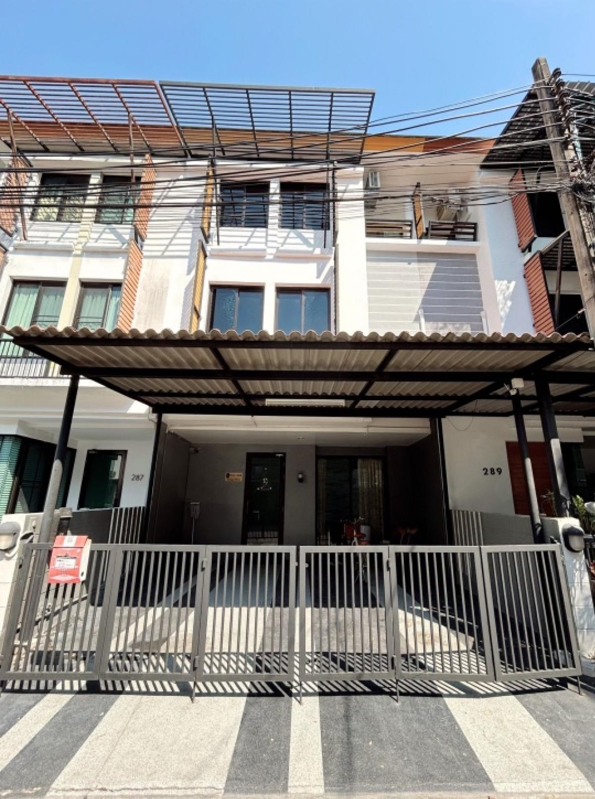 For SaleTownhouseKaset Nawamin,Ladplakao : For sale: Areeya Mova Kaset-Nawamin (Lat Phrao) **The back of the house does not face anyone, there is a lot of space**