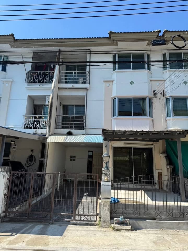 For RentTownhouseBangna, Bearing, Lasalle : For sale/rent, 3-storey townhouse, Supalai Ville Srinakarin Lasalle (Soi Sikarin Hospital), interested in booking an appointment to view, contact 082-3223695.