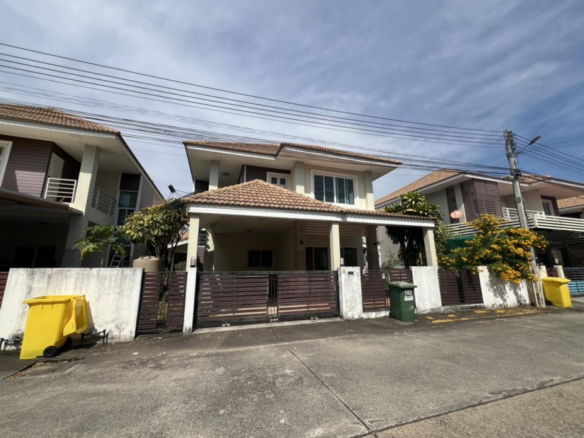 For SaleHouseKhon Kaen : K1382 Single house for sale in the village of Warasiri, Nong Phai. At the entrance to the project is a 7-11. On the opposite side is a Lotus Express. •3 bedrooms, 3 bathrooms •10 minutes to Khon Kaen University •10 minutes to Srinagarind Hospital