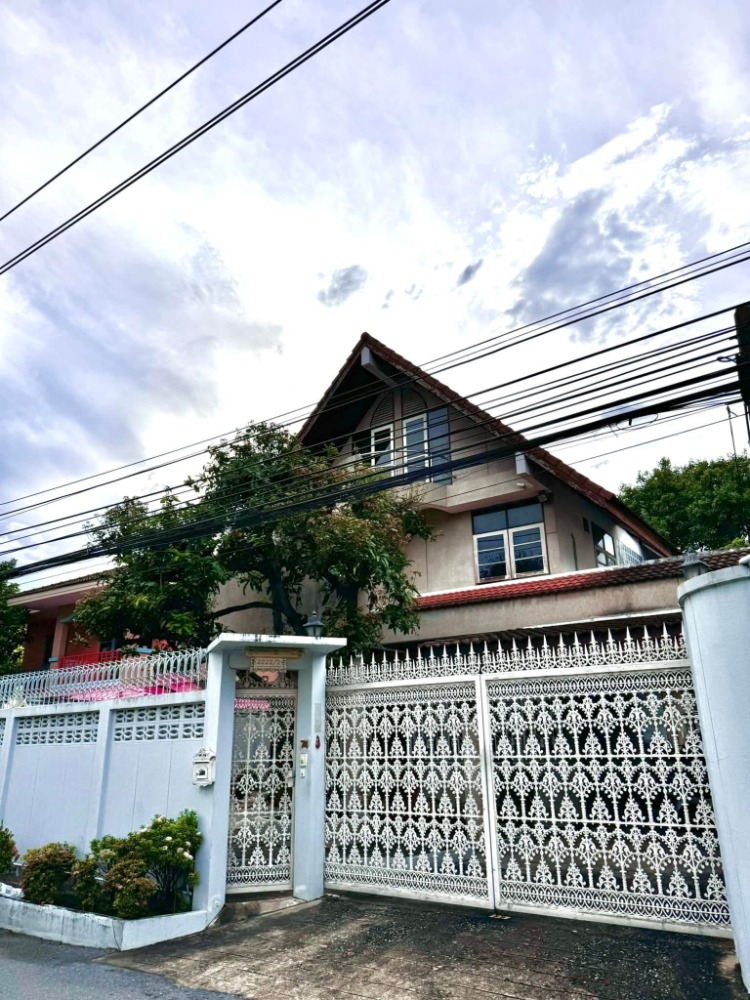 For SaleHouseSathorn, Narathiwat : ME-270 3-storey detached house for sale in the heart of Sathorn-Narathiwat area, quiet, convenient, comfortable.