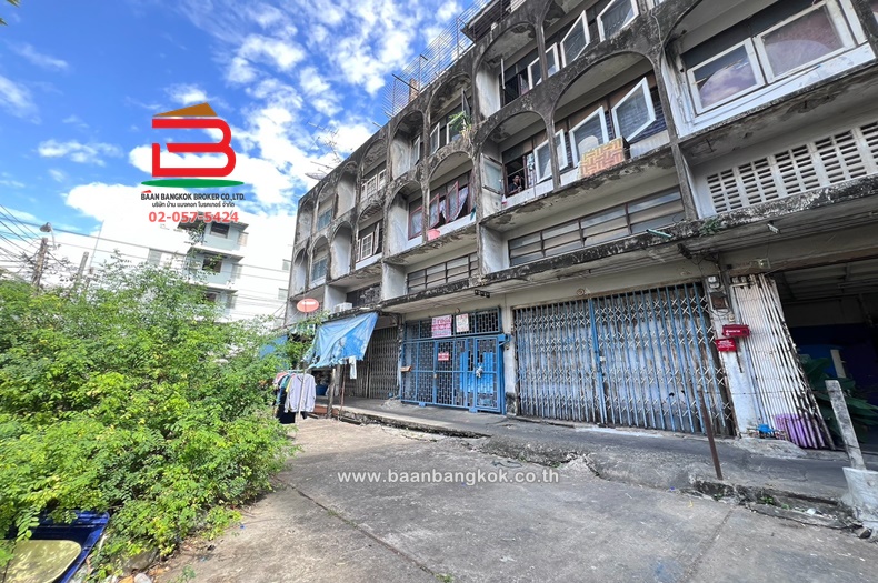 For SaleShophouseSamut Prakan,Samrong : 3.5-storey commercial building, Prossawangniwet Village (Soi Sukhumvit 113), area 32 sq m, near Imperial World, Samrong, Sukhumvit Road, Samrong Nuea Subdistrict, Mueang District, Samut Prakan Province