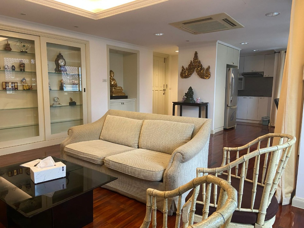 For RentCondoWitthayu, Chidlom, Langsuan, Ploenchit : Spacious 2 bed 2 bath 118 sqm condo at La Mansion Ruamrudee for rent 42,000THB per month, BTS Ploenchit