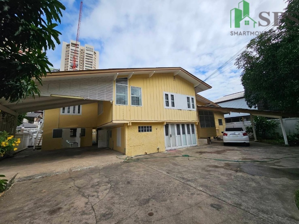 For RentHouseSukhumvit, Asoke, Thonglor : 2-storey detached house for rent, prime location in Ekkamai, only 100 m. from Ekkamai Road (SPSP599)