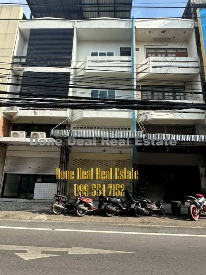 For RentShophouseRatchadapisek, Huaikwang, Suttisan : For rent! 3-storey commercial building, Suthisan Road, near MRT Suthisan, in the heart of a community near apartments and condos.