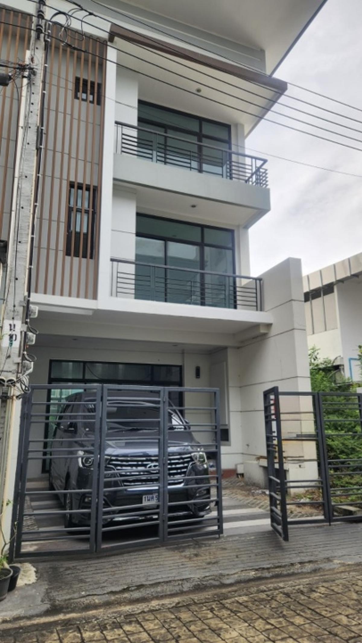 For SaleTownhouseChaengwatana, Muangthong : For sale: 3-storey townhouse, Leaton Town, Ngamwongwan 23, Soi 13 or 17, Nonthaburi Province, beautifully decorated, near Wat Buakwan, near The Mall Pantip Plaza Ngamwongwan, near the MRT Pink and Purple Lines.