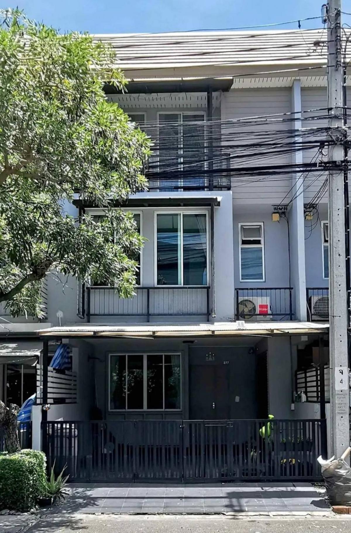 For RentTownhouseKaset Nawamin,Ladplakao : (For rent) 3-storey townhouse, Lat Phrao, Kaset-Nawamin, Daily by Ariya project, just drag your suitcase and move in.