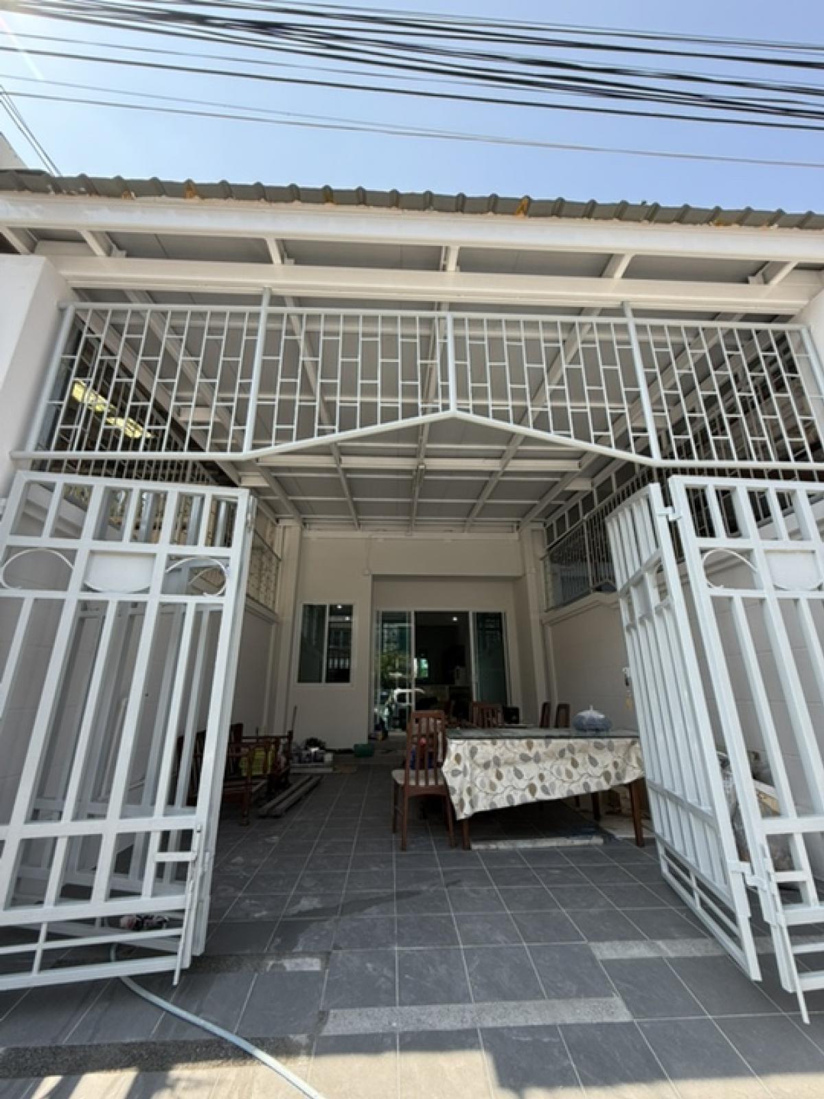 For RentTownhouseThaphra, Talat Phlu, Wutthakat : 🏠For rent, 3-storey split-level townhouse in Soi Thanon Thet Thai 74, size 25 sq m, 4 bedrooms, 4 bathrooms, beautifully decorated, ready to move in, some necessary furniture, convenient access in many ways, Kanlapaphruek Road, Thet Thai Road, Petchkasem 