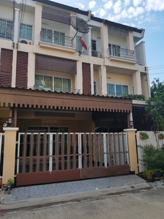 For RentTownhouseSamut Prakan,Samrong : Townhouse for rent, Thanabhirom Srinakarin-Wongwaen, near Lotus Srinakarin, only 2 minutes away