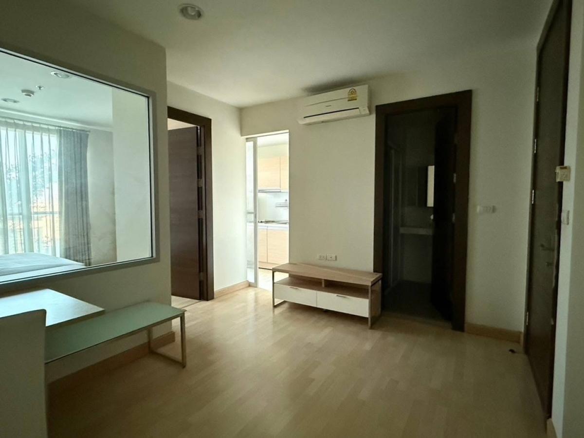 For SaleCondoRatchadapisek, Huaikwang, Suttisan : 🏆Rhythm Ratchada🏆Selling at a good price, beautiful room, very good condition!!! Next to MRT Ratchada, selling for only 3.59 mb 🏡7th floor, Building A🏊Pool view🌊 🏘️East-facing room, head of bed facing north🪴1 bedroom, 1 bathroom, 1 living room (separate k