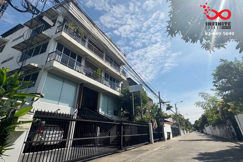 For SaleHome OfficeOnnut, Udomsuk : For sale: 5-storey home office, 78 square wah, Sukhumvit Road, Soi Wachiratham Sathit 62, near BTS Punnawithi