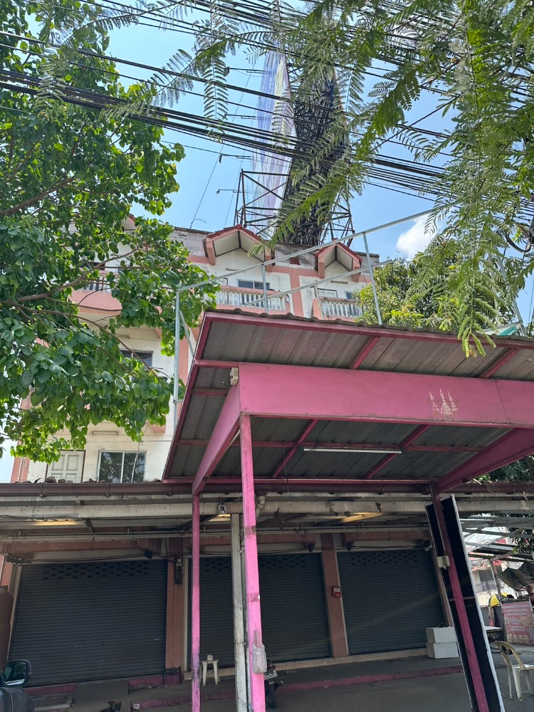 For SaleShophousePathum Thani,Rangsit, Thammasat : For sale: 3 commercial buildings, 49 sq m, next to the traffic light on Rangsit-Nakhon Nayok Road