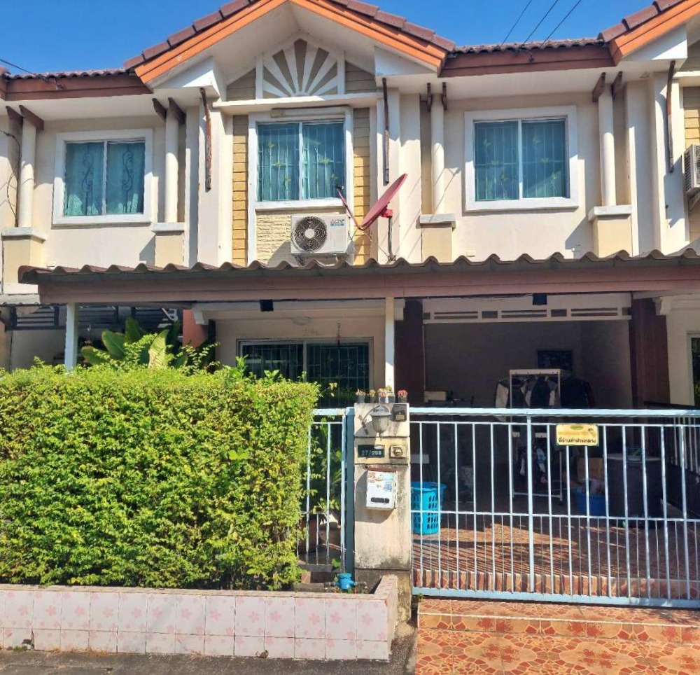 For SaleTownhouseMin Buri, Romklao : Urgent sale, 2-storey townhouse, Pruksa Ville Village 27, Min Buri-Sukhaphiban 2, area 17.8 square wah, 3 bedrooms, 2 bathrooms, price 1,890,000.- Free loan consultation!! Interested, contact 095-469-4415