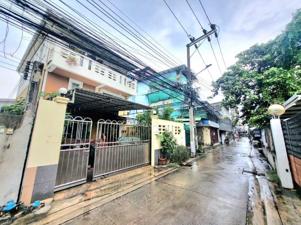 ขายบ้านสาทร นราธิวาส : LTHC11553 – HOUSE FOR SALE Size 34.6 sq.w. 240 sqm. 5 beds 2 baths Near BTS Surasak Station ONLY 17.5 MB