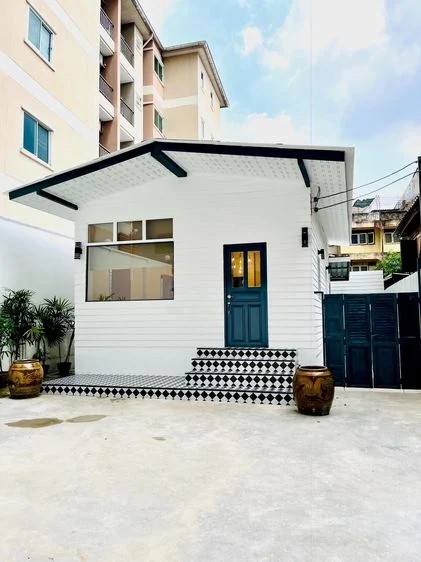 ขายบ้านสาทร นราธิวาส : LTH11554 – HOUSE FOR SALE Size 38 sq.w. 152 sqm. 1 bed 1 bath Near BTS Surasak Station ONLY 30.4 MB