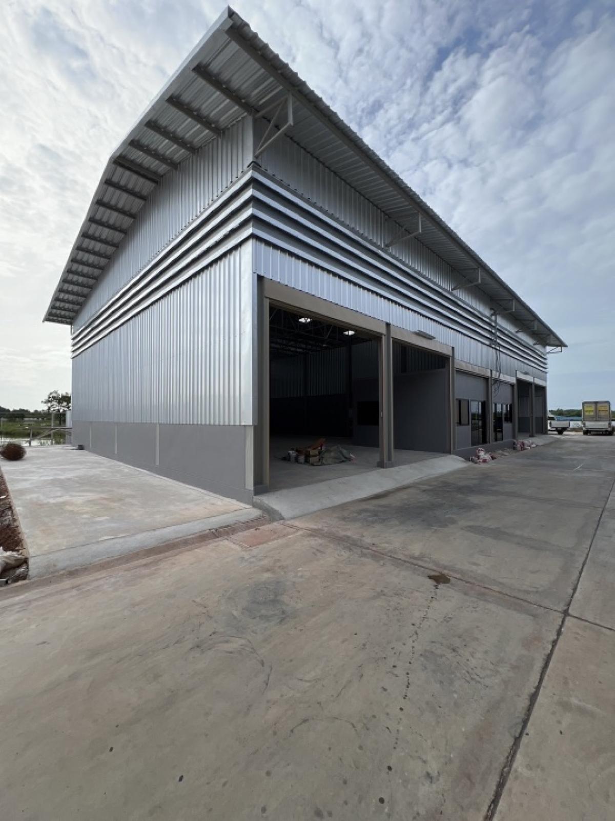 For RentWarehouseRathburana, Suksawat : For rent: Warehouse 230 and 460 sq m. Pracha Uthit 90, newly built, ready to use, 3-phase electricity 30/100 Amp.