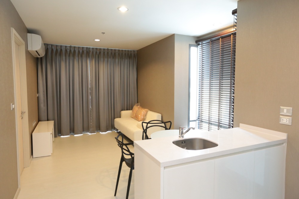 For SaleCondoSukhumvit, Asoke, Thonglor : For sale/rent: Condo RHYTHM Sukhumvit 42, near BTS Ekkamai, only 170 meters.