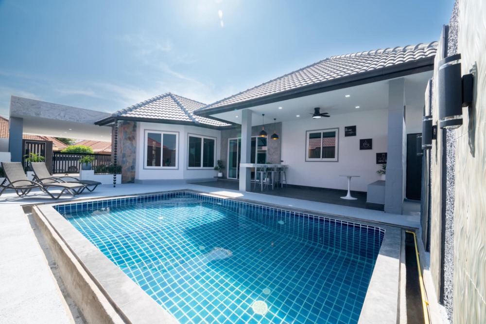 For SalePattaya, Bangsaen, Chonburi : Luxury pool villas in pattaya Good for investment  ready to move in