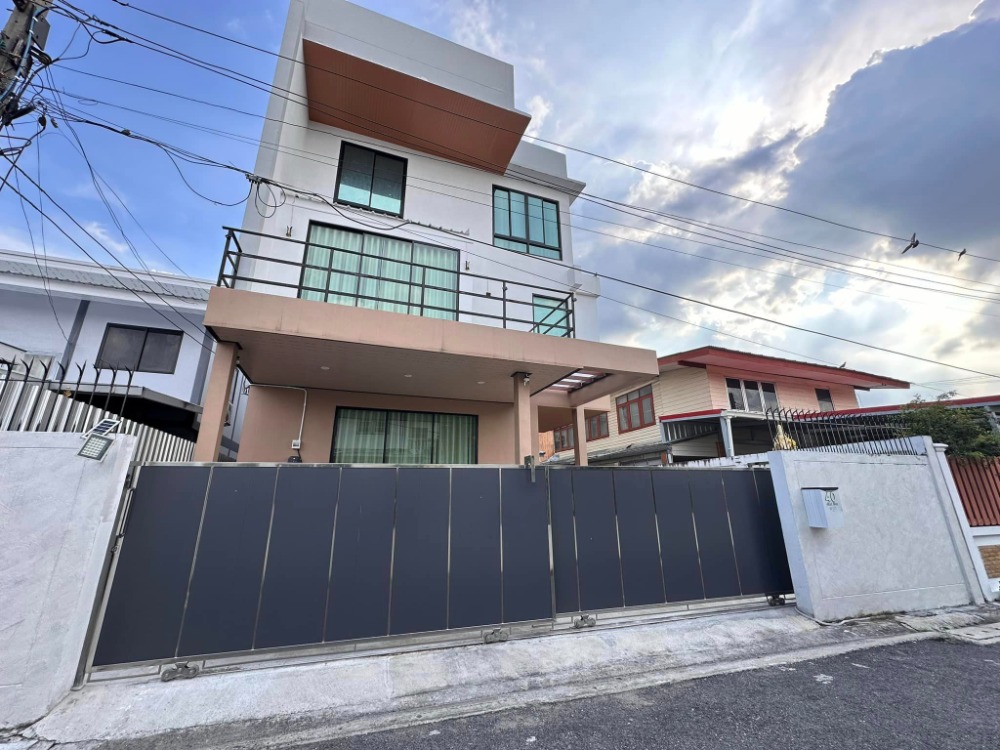 For SaleHome OfficeChokchai 4, Ladprao 71, Ladprao 48, : For sale: 3 and a half storey detached house (with roof terrace). You cant find this price anywhere else in this area: Soi Sangkhom Songkhro 6 (Lat Phrao 71)