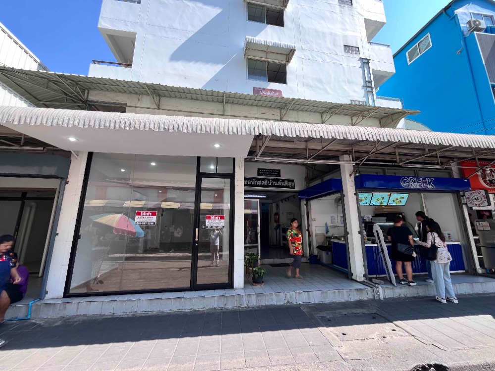 For RentRetailRatchadapisek, Huaikwang, Suttisan : Retail space for rent in front of the University of the Thai Chamber of Commerce (UTCC), Perfect for foods, drinks, snacks shops, nail salons, beauty salons & other businesses