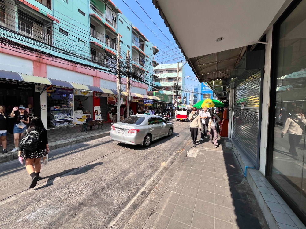 For RentRetailRatchadapisek, Huaikwang, Suttisan : Retail space for rent near the main entrance of the University of the Thai Chamber of Commerce (UTCC), Suited for food, snacks and drink shops