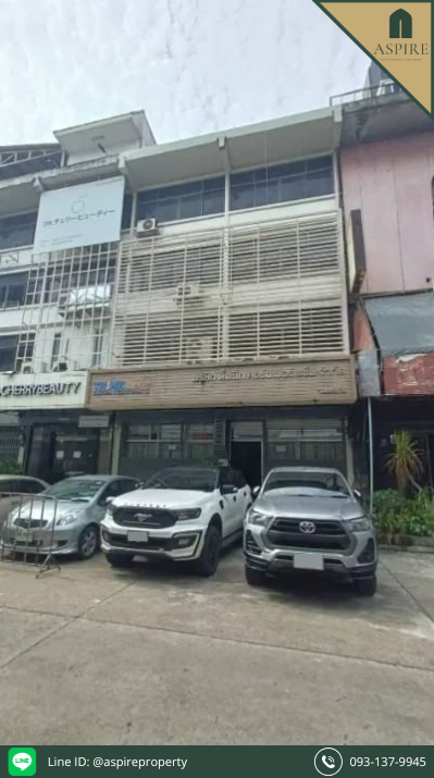 For SaleShophouseSapankwai,Jatujak : [Urgent] Commercial building, 2 units, 4-Storey, with rooftop, good location next to BTS Ratchayothin, suitable for doing business on Airbnb.