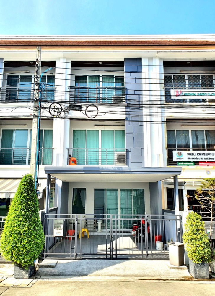 For RentTownhousePattanakan, Srinakarin : Townhouse for rent, 3 floors, Baan Klang Muang S-Sense project, Srinakarin, air-conditioning, full furniture, 3 bedrooms, 3 bathrooms, 1 multipurpose room, rental price 30,000 baht [can register a company]