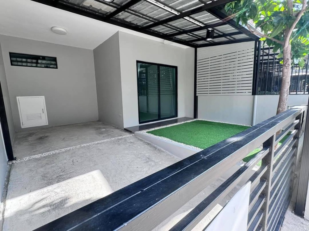 For RentTownhousePattanakan, Srinakarin : For rent, 2-storey townhouse, The Connect Pattanakarn 38 project, The Connect Pattanakarn 38, newly renovated, fully furnished, south-facing front of house, quiet atmosphere, suitable for living or home office, near shopping malls, near educational instit