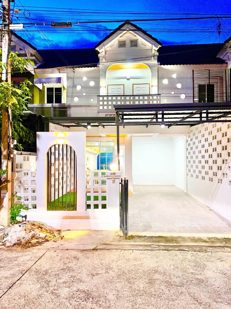 For SaleTownhousePathum Thani,Rangsit, Thammasat : 2-storey townhouse, Piyawararom Village, Khlong 4, Rangsit-Nakhon Nayok, Thanyaburi, good location, near LOTUS, Talad Yoo Charoen, Yaem Sa-at School